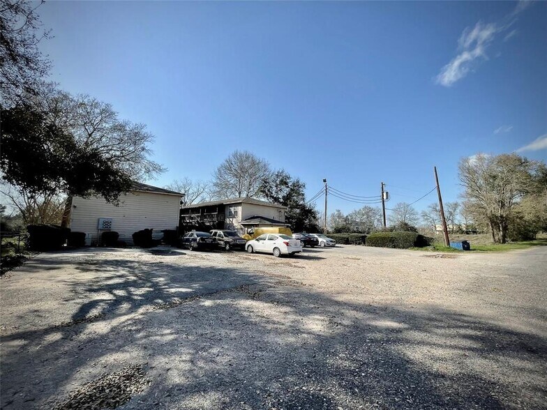 More Photos Of 2003 Phillips St, Prairie View Apartments For Sale