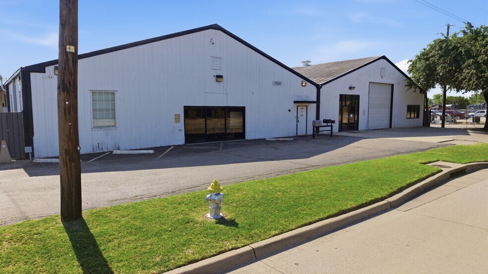 More Photos Of 1824 N 1st St, Garland Warehouse For Lease