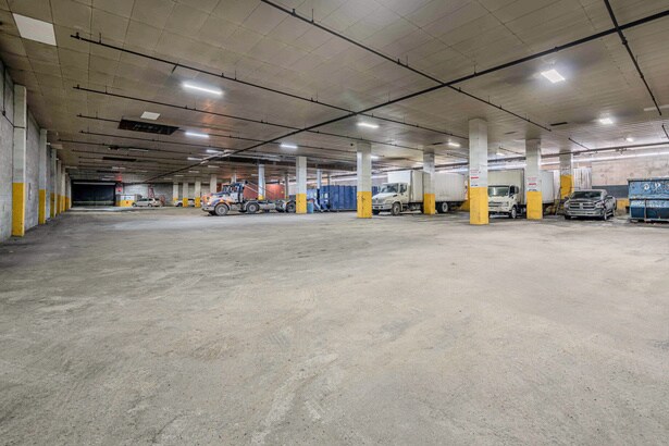More Photos Of 323-355 Rue Chabanel O, Montréal Office For Lease