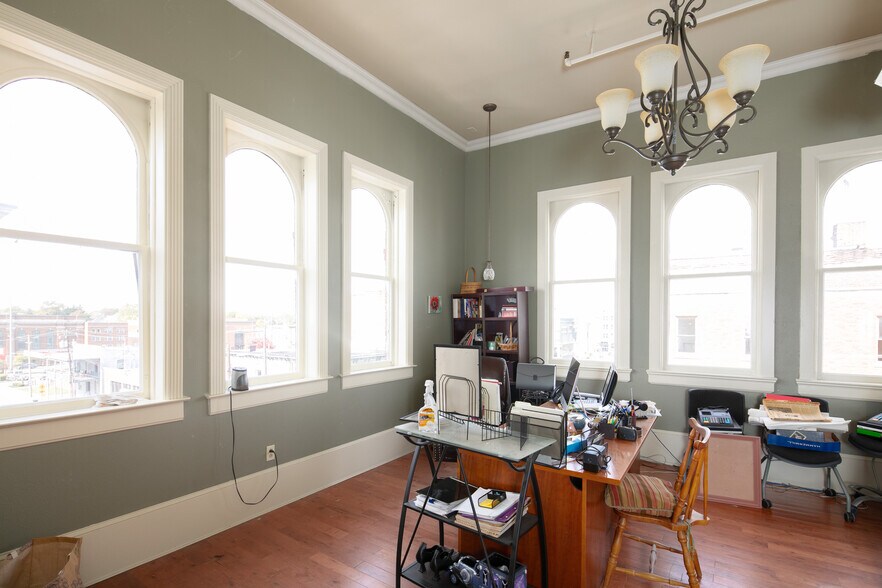 More Photos Of 101 S Main St, Winchester Restaurant For Lease