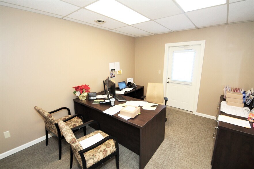 More Photos Of 2777 W Clay St, Saint Charles Office For Lease