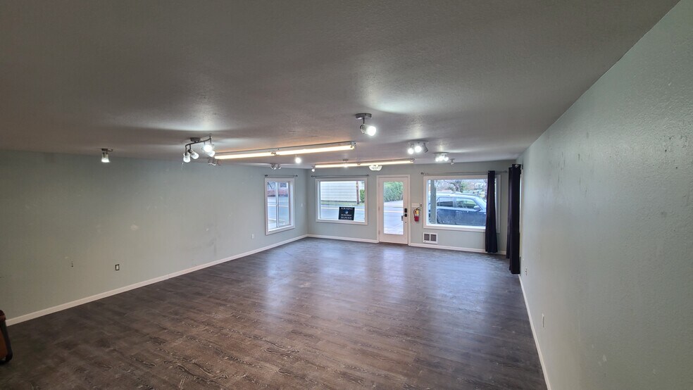 More Photos Of 417 S Holladay Dr, Seaside Storefront Retail Residential For Lease