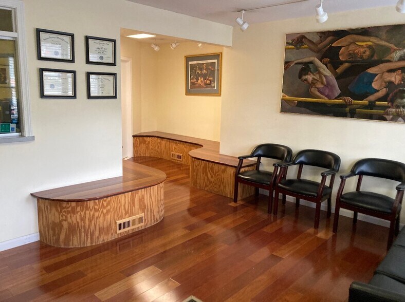 More Photos Of 531-535 W Main St, Norwich Medical For Sale