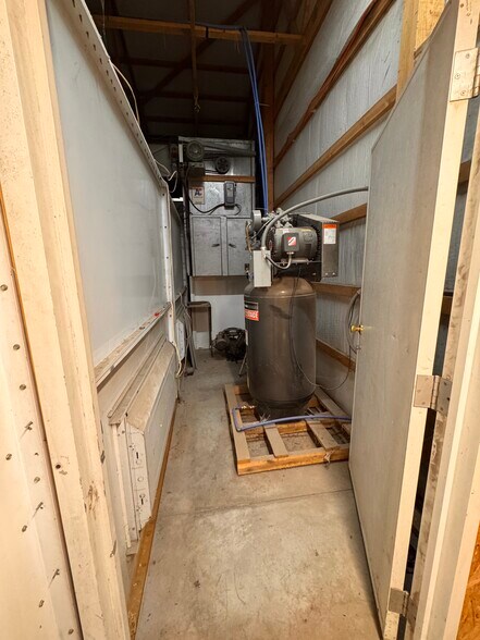 More Photos Of 517 S Main St, Stafford Flex For Sale