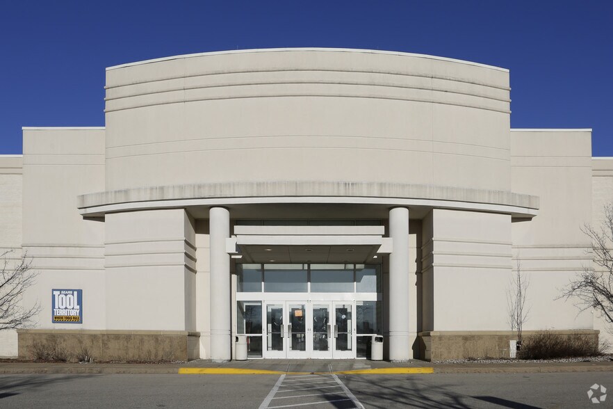 More Photos Of 5505-5688 S Harvey St, Muskegon Department Store For Lease