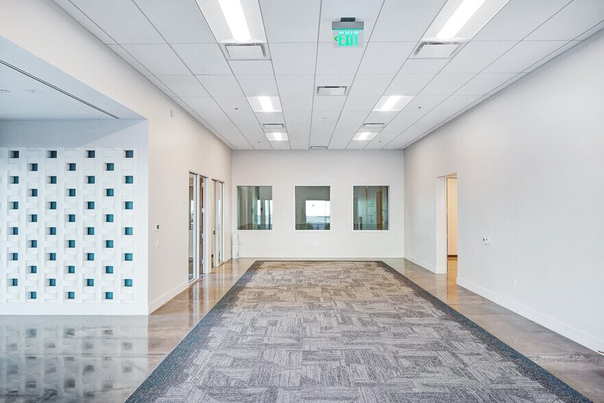 More Photos Of 25425 Rye Canyon Rd, Valencia Manufacturing For Lease