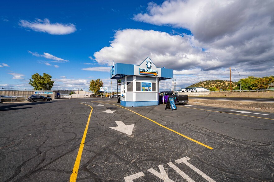 More Photos Of 3811 Crater Lake Hwy, Medford Warehouse For Sale