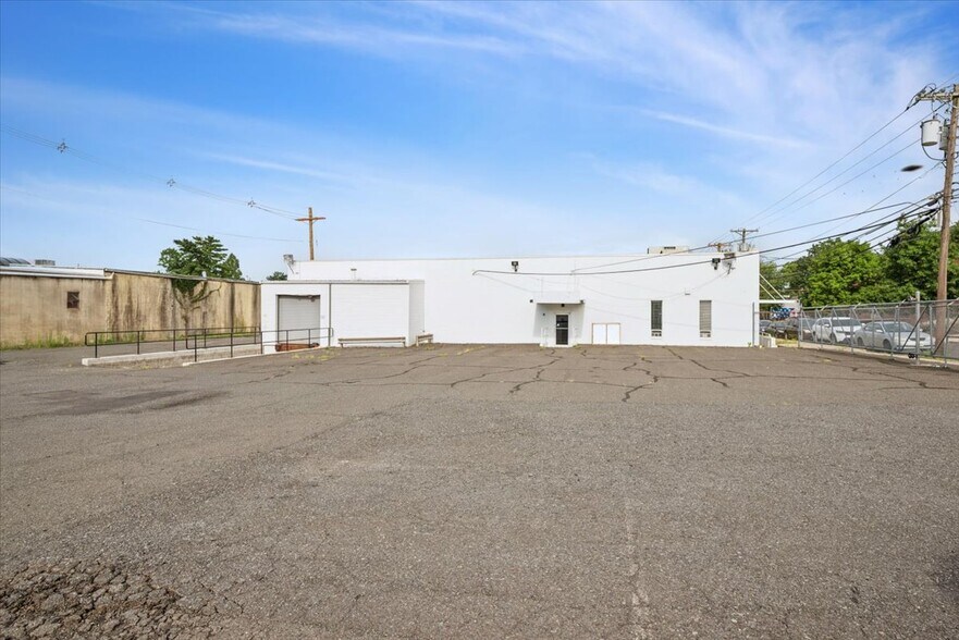 More Photos Of 60 E 4th St, Somerville Manufacturing For Lease