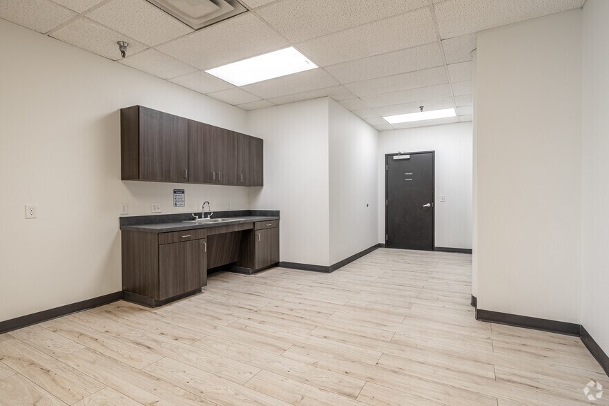 More Photos Of 2301 W Commerce St, Dallas Distribution For Sale