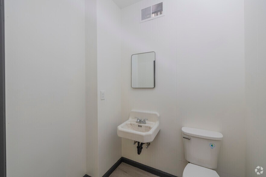More Photos Of 1680 14th St, Oakland Warehouse For Sale