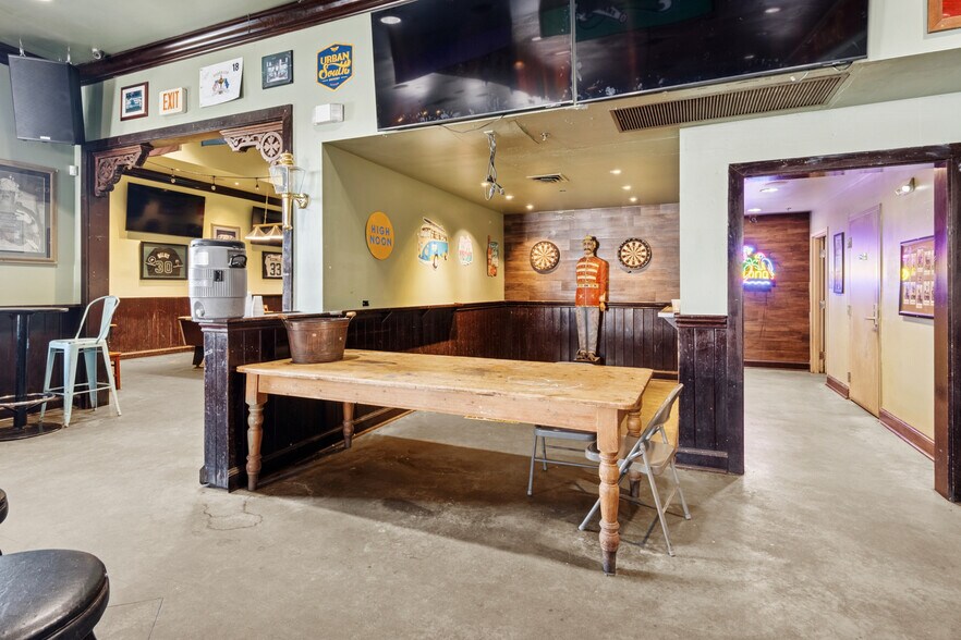 More Photos Of 7538 Maple St, New Orleans Bar For Sale