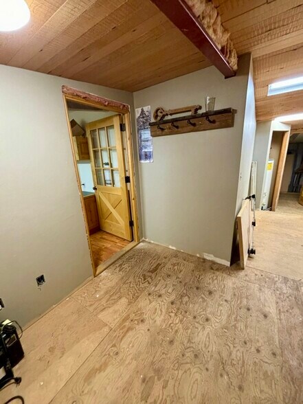 More Photos Of 412 E Railroad Ave N, Manhattan Warehouse For Sale