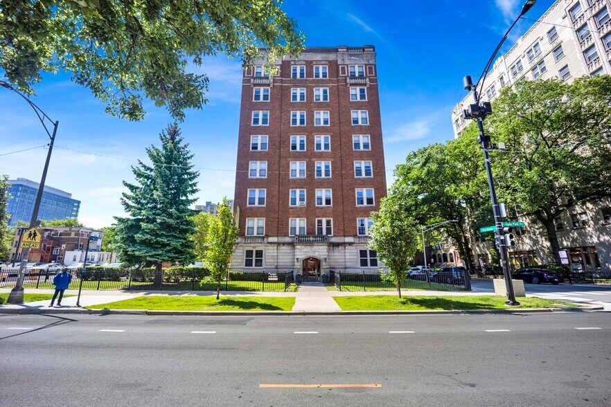 More Photos Of 1401 E Hyde Park Blvd, Chicago Apartments For Sale