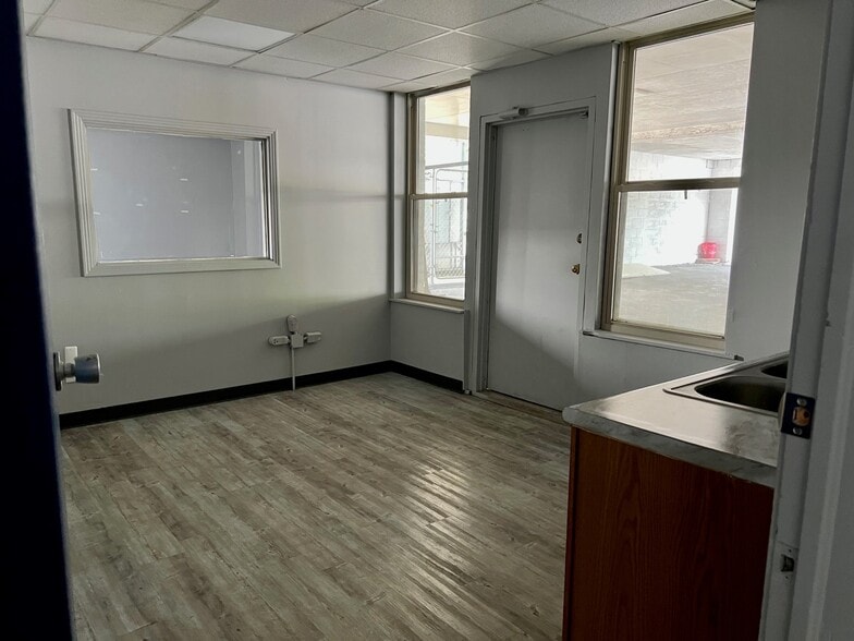 More Photos Of 5500 Market St, Youngstown Office For Sale
