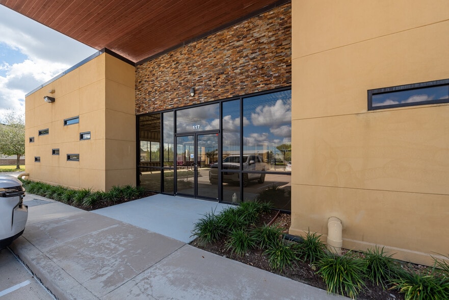 More Photos Of 107-113 Woodlawn Dr, Friendswood Medical For Sale