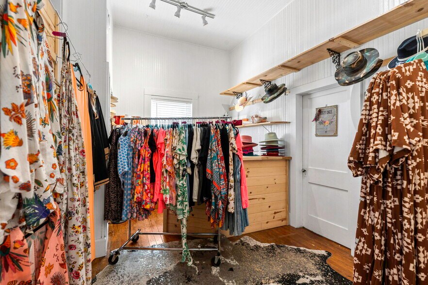 More Photos Of 322 S Main St, Boerne General Retail For Sale