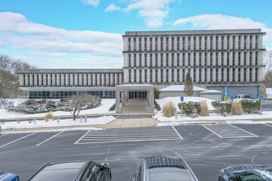 More Photos Of 700 Quaker Ln, Warwick Office For Lease