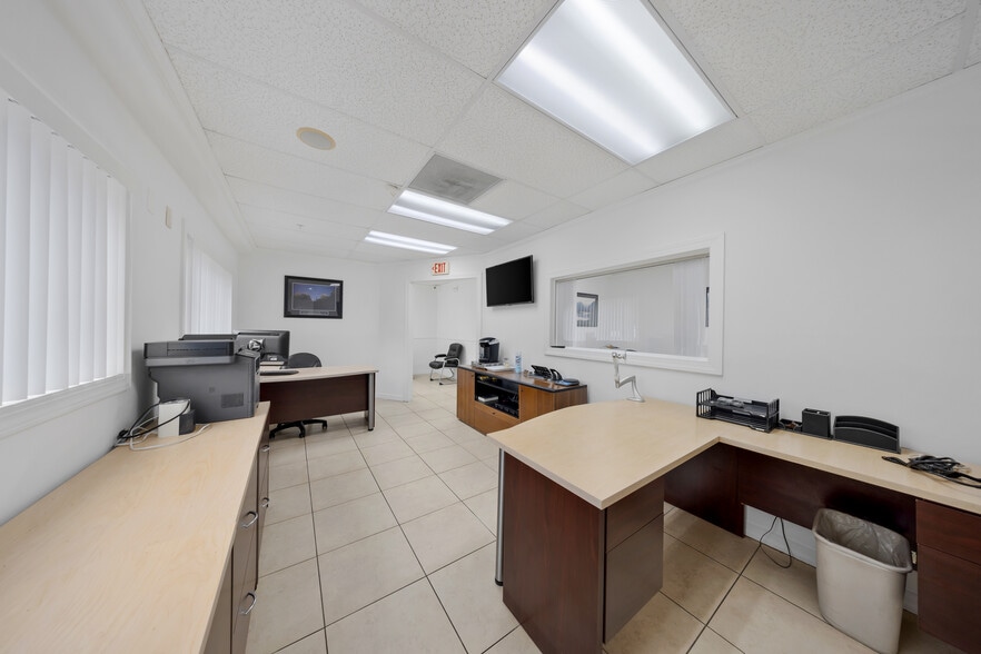More Photos Of 10800 NW 21st St, Miami Warehouse For Sale