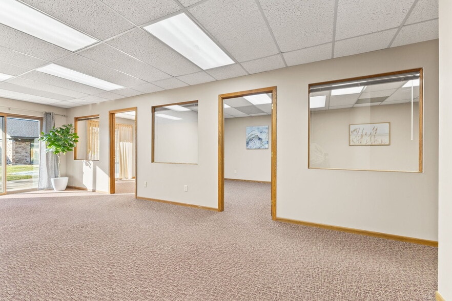 More Photos Of 2575 N Hamline Ave, Roseville Office For Sale