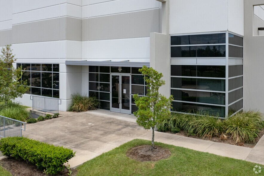 More Photos Of 300 Airtex Dr, Houston Distribution For Lease