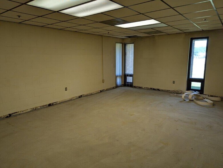 More Photos Of 5251 Wayne Rd, Battle Creek Distribution For Lease