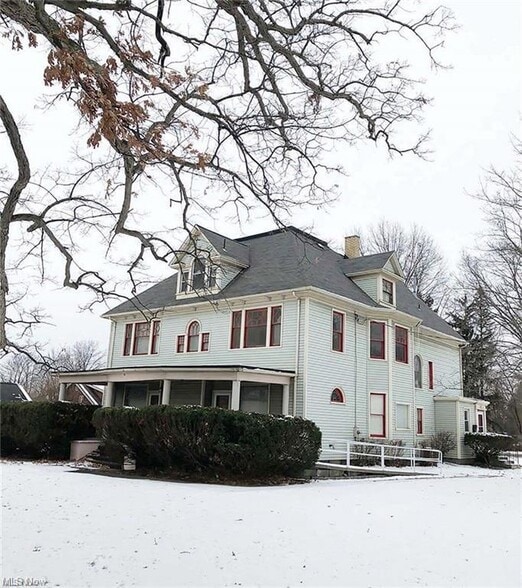 Primary Photo Of 1451 E Market St, Warren Medical For Sale