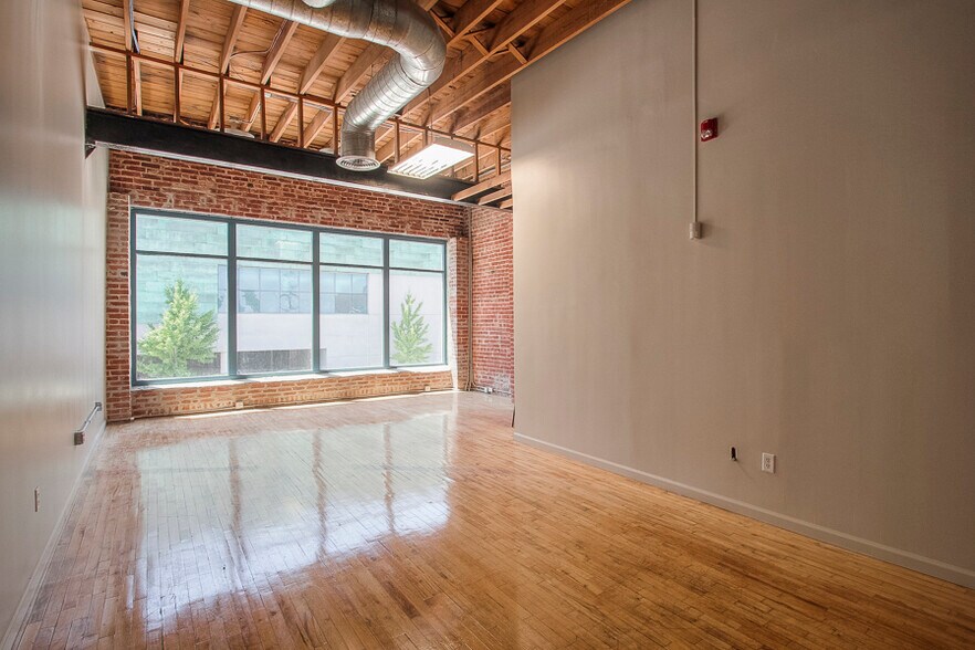 More Photos Of 1625-1627 Oak St, Kansas City Storefront Retail Office For Lease