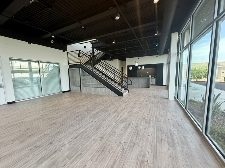 More Photos Of 7333 E Helm Dr, Scottsdale Airplane Hangar For Lease