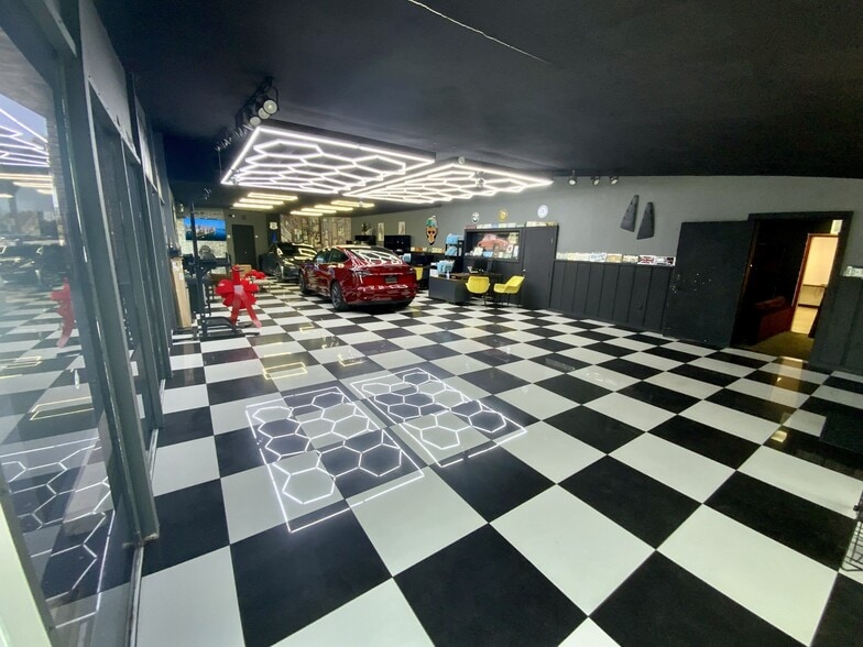 More Photos Of 15551 W Dixie Hwy, North Miami Beach Auto Dealership For Lease