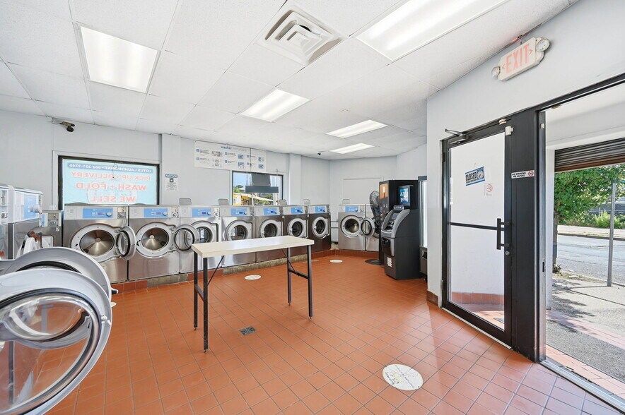 More Photos Of 625-627 Springfield Ave, Newark Storefront For Sale