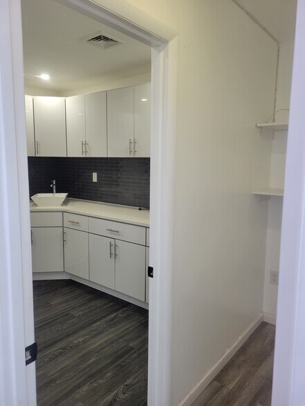 More Photos Of 13617 38th Ave, Flushing Storefront Retail Office For Lease
