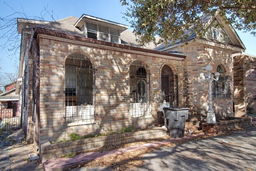 More Photos Of 1333-1335 Yale St, Houston General Retail For Sale