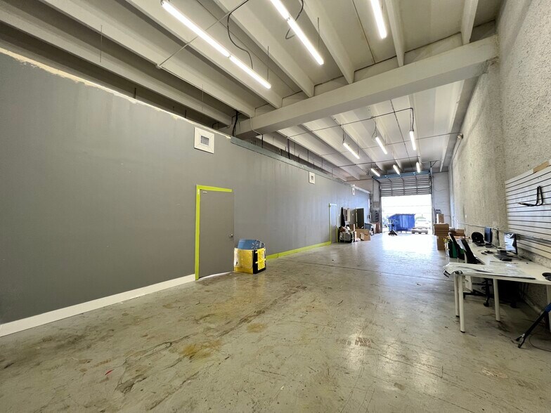 More Photos Of 5501-5595 NW 74th Ave, Miami Warehouse For Lease