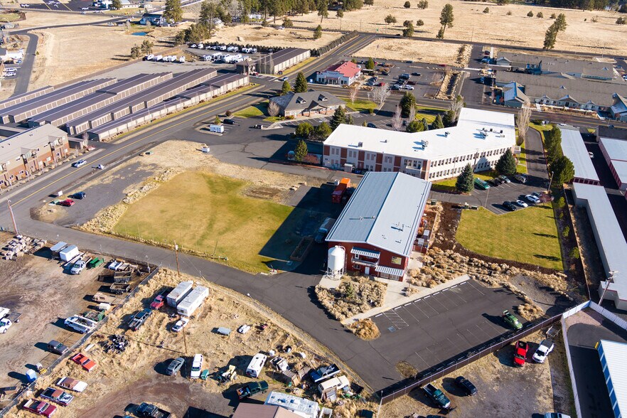 More Photos Of 265-275 W Barclay Dr, Sisters Distribution For Lease