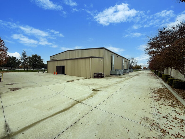 More Photos Of 19466 Flightpath Way, Bakersfield Light Distribution For Lease