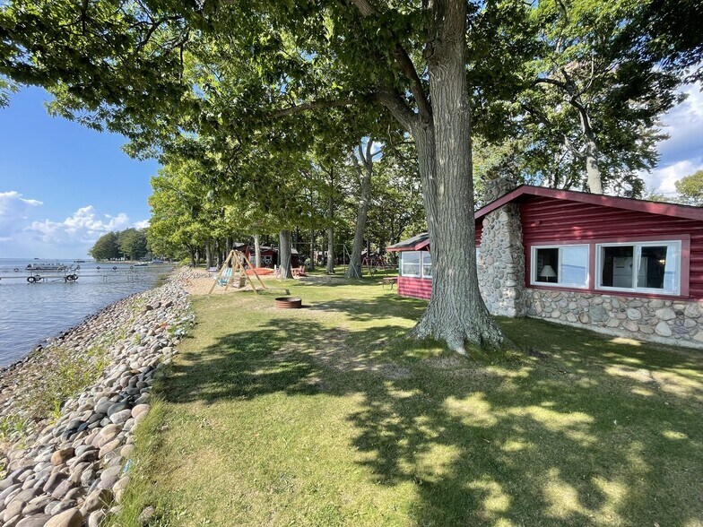 More Photos Of 127 Oneida Dr, Houghton Lake Hotel For Sale
