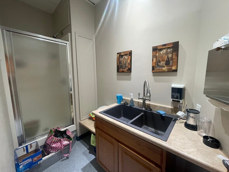 More Photos Of 3107 Beale Ave, Altoona Office For Sale
