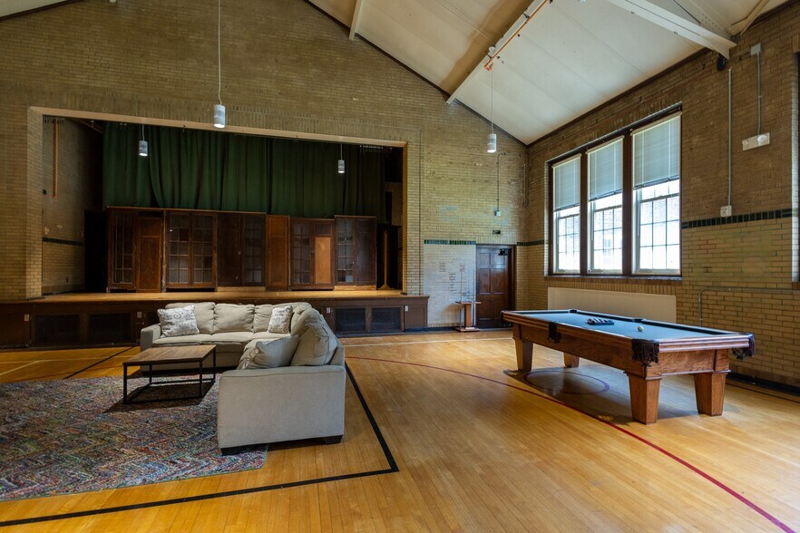 More Photos Of 1351 N Hanley Rd, University City Apartments For Sale