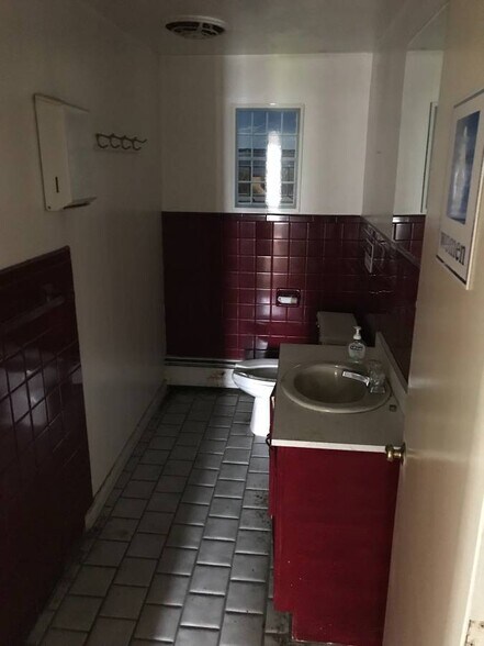 More Photos Of 62 Middlesex Tpke, Burlington Freestanding For Sale