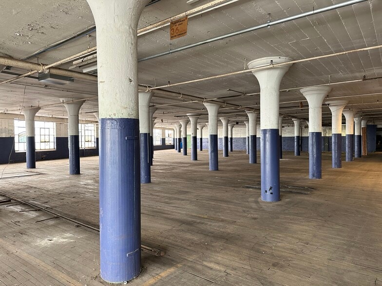 More Photos Of 301 W 3rd St, Sterling Manufacturing For Sale