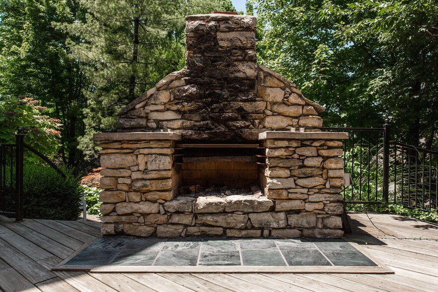 More Photos Of 116 E 46th St, Kansas City Hospitality For Sale