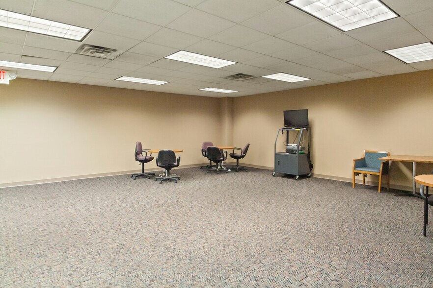 More Photos Of 17 1st Ave SW, Minot Bank For Sale