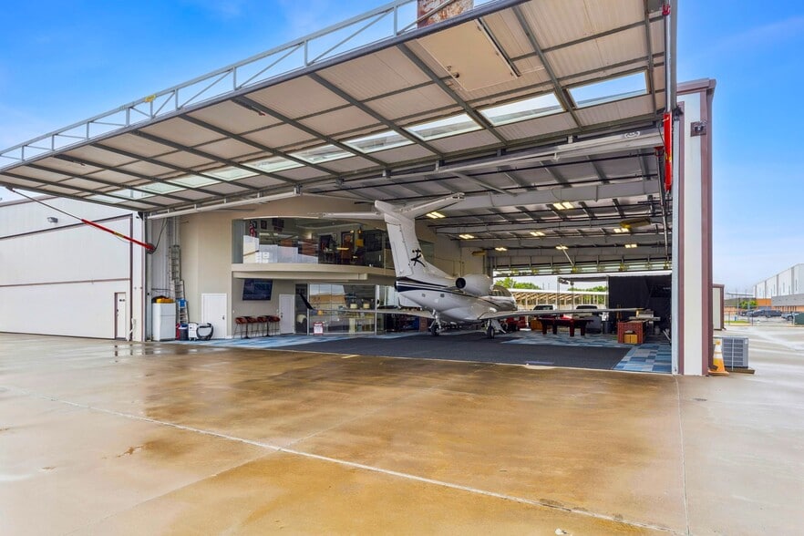 More Photos Of 15809 Addison Rd, Addison Airplane Hangar For Sale