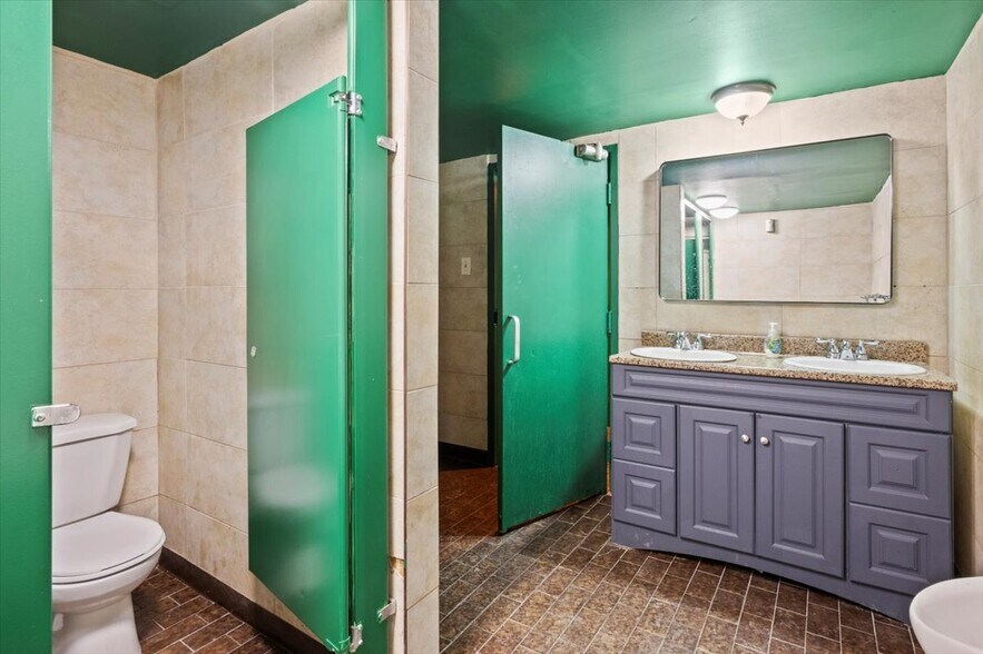 More Photos Of 21 Celina St, Oshawa Restaurant For Sale