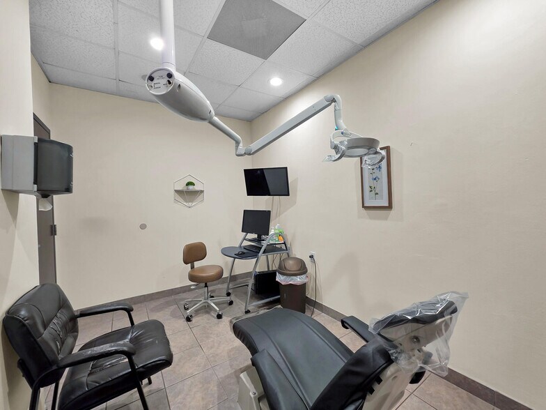 More Photos Of 6429 Fairmont Pky, Pasadena Office For Sale