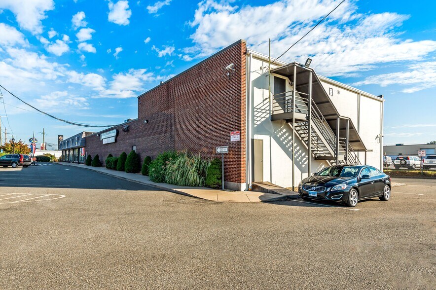 More Photos Of 160 Brainard Rd, Hartford Freestanding For Lease