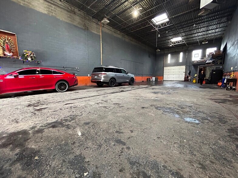 More Photos Of 2416 W Barry Ave, Chicago Warehouse For Lease