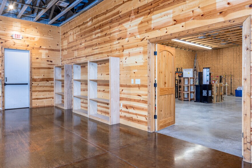 More Photos Of 1910 E Jackson St, Hugo Freestanding For Sale