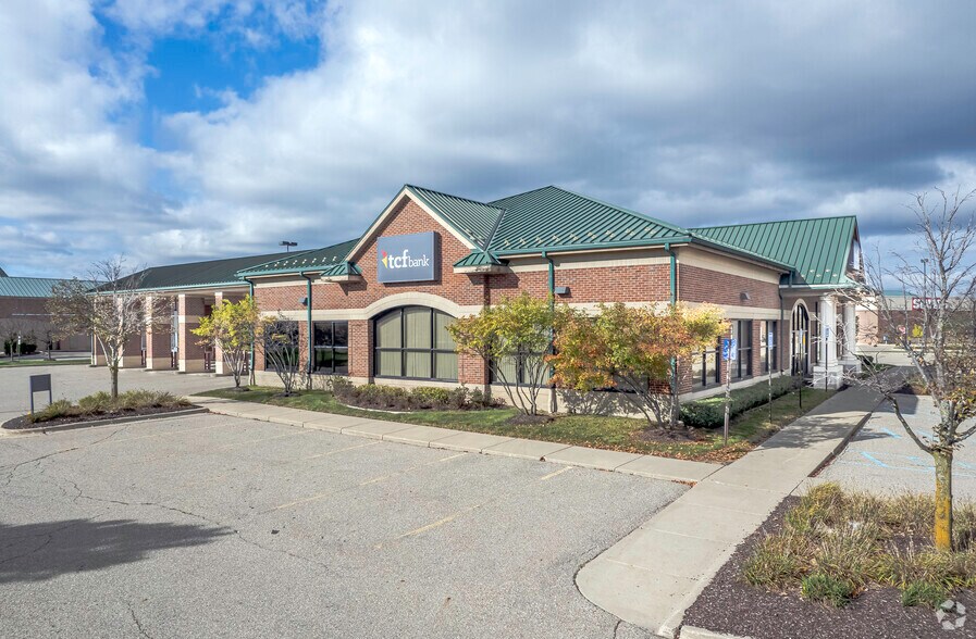 More Photos Of 47500 Grand River Ave, Novi Bank For Lease