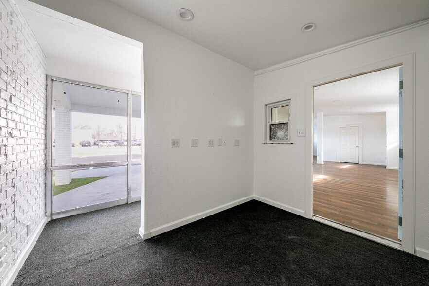More Photos Of 1414 Forest Ln, Garland Office For Lease